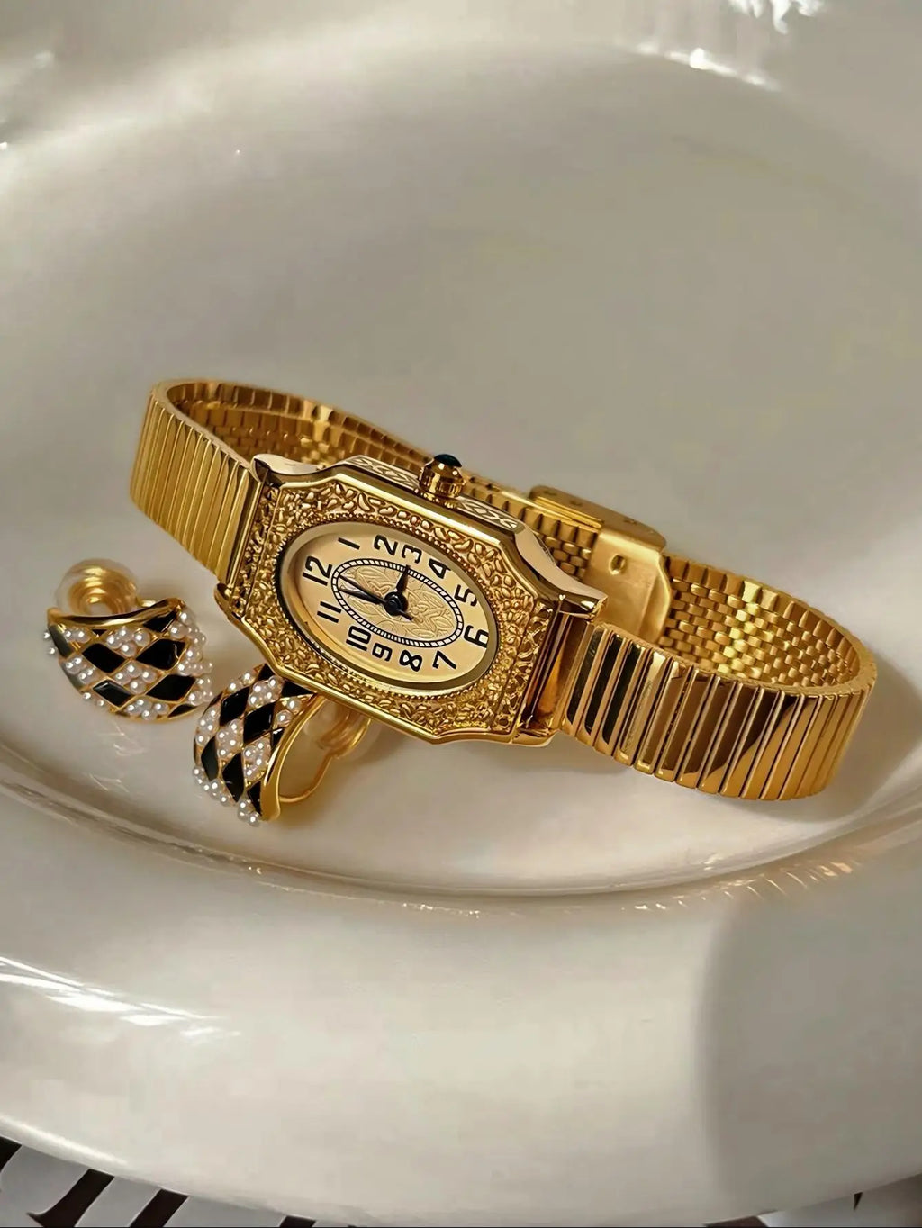 1 New Model of Gold-Colored French Classic Retro Style High-End Elegant Compact Exquisite Women's Waterproof Quartz Watch with Stainless Steel Strap, Rectangular Engraved Dial with Arabic Numerals, Fashionable, Artistic, Casu