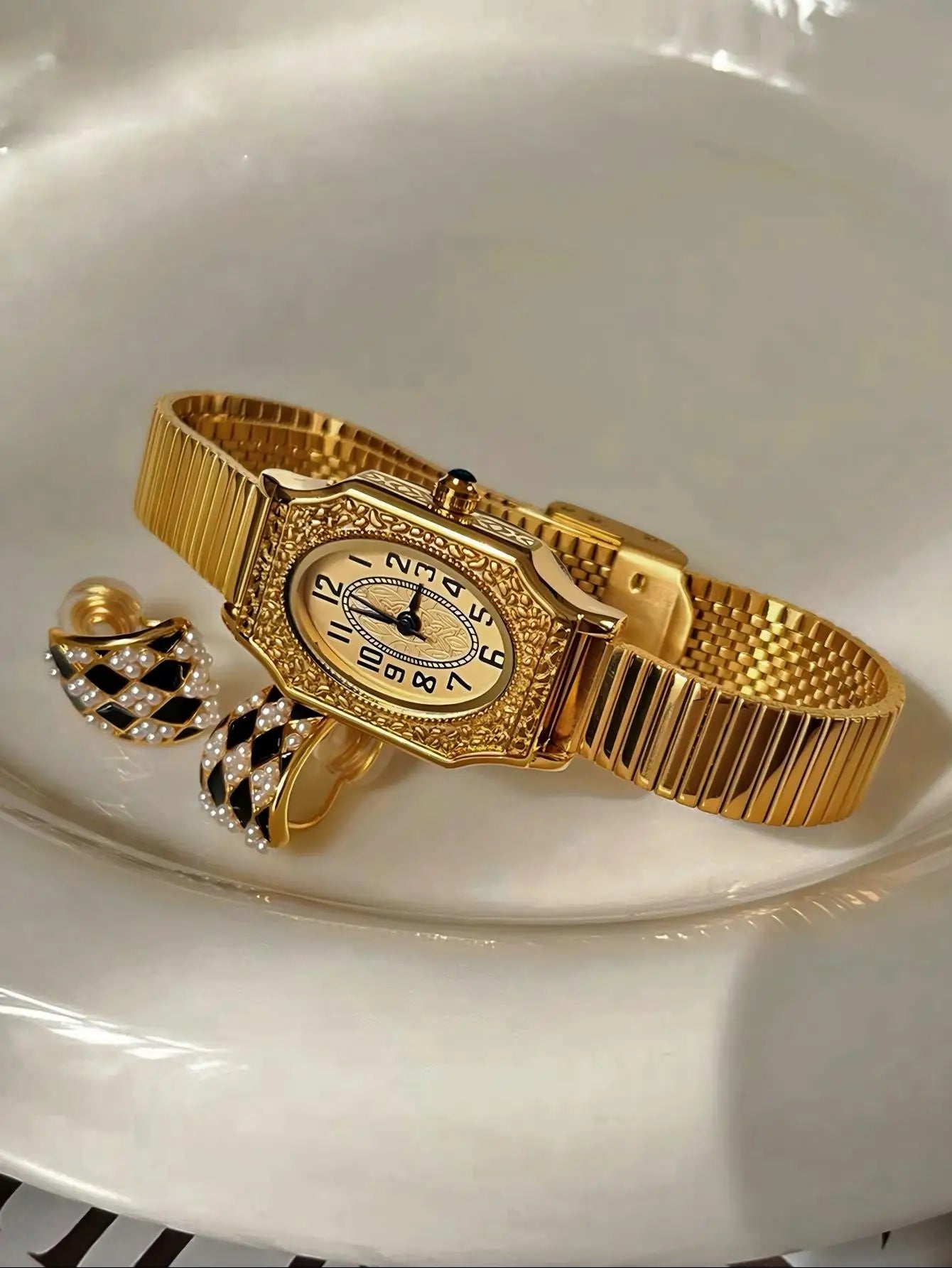 1 New Model of Gold-Colored French Classic Retro Style High-End Elegant Compact Exquisite Women's Waterproof Quartz Watch with Stainless Steel Strap, Rectangular Engraved Dial with Arabic Numerals, Fashionable, Artistic, Casu