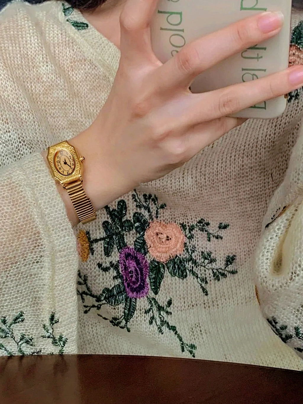 1 New Model of Gold-Colored French Classic Retro Style High-End Elegant Compact Exquisite Women's Waterproof Quartz Watch with Stainless Steel Strap, Rectangular Engraved Dial with Arabic Numerals, Fashionable, Artistic, Casu