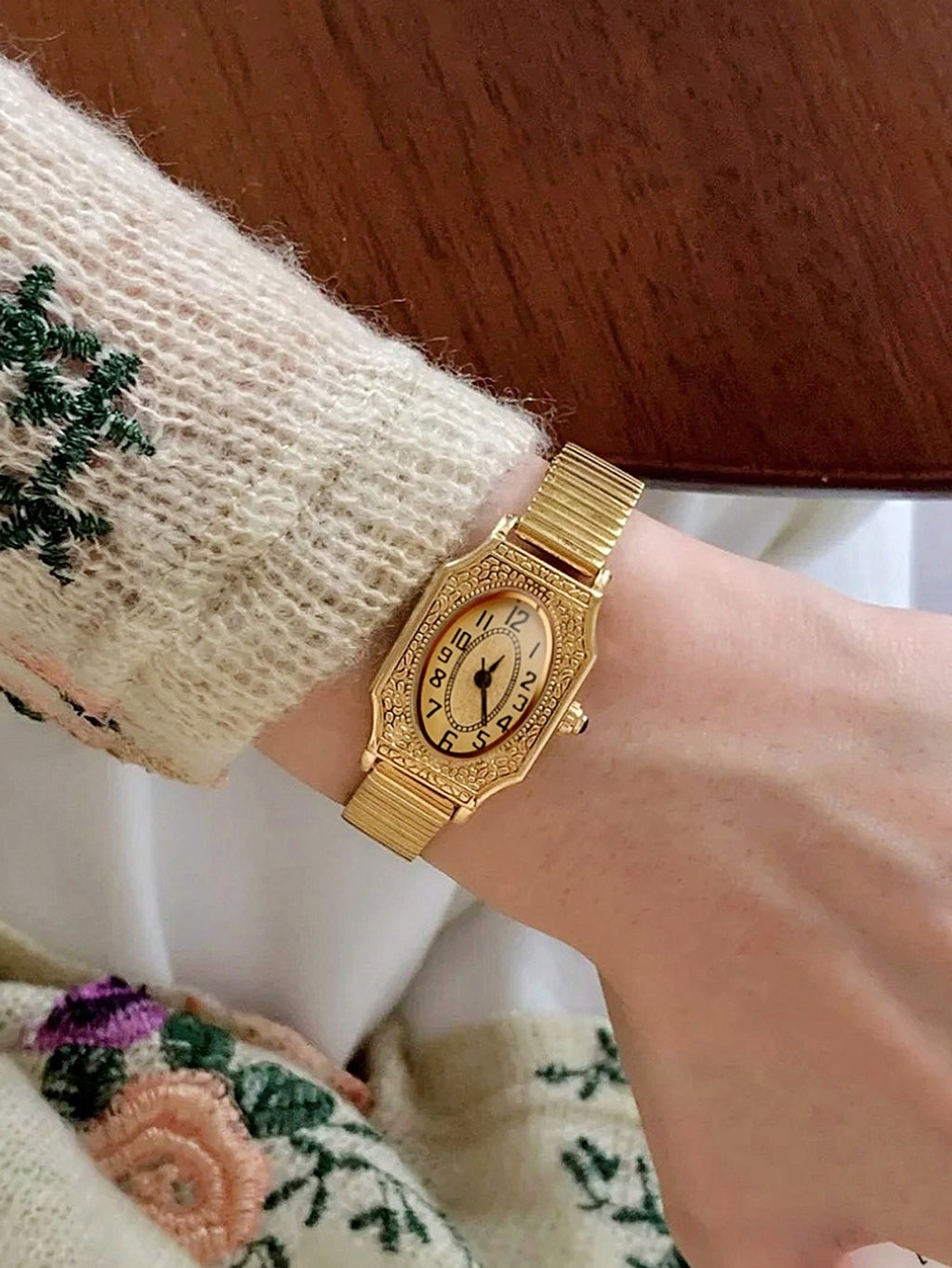 1 New Model of Gold-Colored French Classic Retro Style High-End Elegant Compact Exquisite Women's Waterproof Quartz Watch with Stainless Steel Strap, Rectangular Engraved Dial with Arabic Numerals, Fashionable, Artistic, Casu